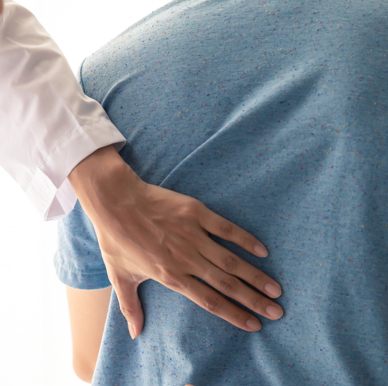 突然の背中の痛み「ぎっくり背中」とは?原因と対策を徹底解説